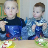 dzieci-jedza-zdrowa-przekaske