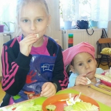 dzieci-jedza-zdrowa-przekaske
