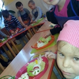dzieci-jedza-zdrowa-przekaske