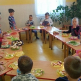 dzieci-jedza-zdrowa-przekaske