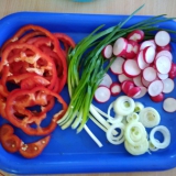 dzieci-przygotowuja-kanapki