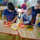 dzieci-przygotowuja-kanapki