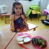 dzieci-przygotowuja-kanapki