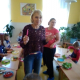 dzieci-przygotowuja-kanapki