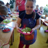 dzieci-przygotowuja-kanapki