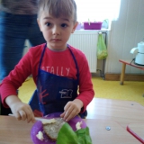 dzieci-przygotowuja-kanapki