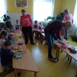 dzieci-przygotowuja-kanapki