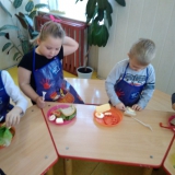 dzieci-przygotowuja-kanapki