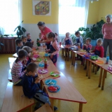 dzieci-jedza-kanapki