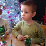 rodzice-z-dziecmi-robia-ozdoby-bozonarodzeniowe