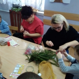 rodzice-z-dziecmi-robia-ozdoby-bozonarodzeniowe