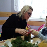 rodzice-z-dziecmi-robia-ozdoby-bozonarodzeniowe