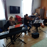 dzieci-sluchaja-koncert