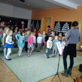 dzieci-sluchaja-koncert