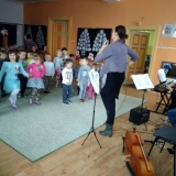 dzieci-sluchaja-koncert