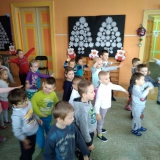 dzieci-sluchaja-koncert