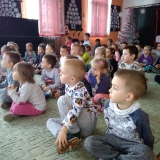 dzieci-sluchaja-koncert