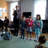 dzieci-sluchaja-koncert