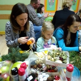 rodzice-z-dziecmi-robia-ozdoby-bozonarodzeniowe