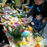 rodzice-z-dziecmi-robia-ozdoby-bozonarodzeniowe