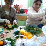 rodzice-z-dziecmi-robia-ozdoby-bozonarodzeniowe