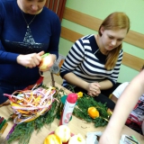 rodzice-z-dziecmi-robia-ozdoby-bozonarodzeniowe