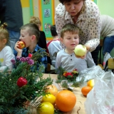 rodzice-z-dziecmi-robia-ozdoby-bozonarodzeniowe