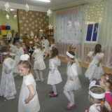 uroczystosc-z-okazji-dnia-babci-i-dziadka-smerfy-skrzaty