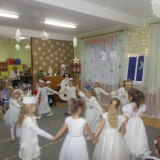 uroczystosc-z-okazji-dnia-babci-i-dziadka-smerfy-skrzaty