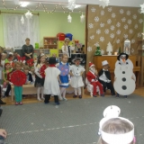 uroczystosc-z-okazji-dnia-babci-i-dziadka-smerfy-skrzaty