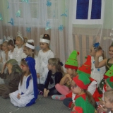 uroczystosc-z-okazji-dnia-babci-i-dziadka-smerfy-skrzaty