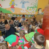 uroczystosc-z-okazji-dnia-babci-i-dziadka-smerfy-skrzaty