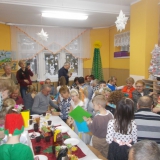 uroczystosc-z-okazji-dnia-babci-i-dziadka-smerfy-skrzaty