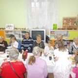 uroczystosc-z-okazji-dnia-babci-i-dziadka-smerfy-skrzaty