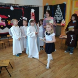 dzieci-dostaja-upominki