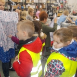 skrzaty-zwiedzaja-zaklad-produkcyjny-textile