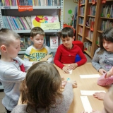 dzieci-na-zajeciach-w-bibliotece