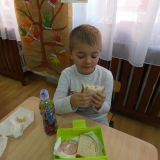 dzieci-z-owocami-i-warzywami