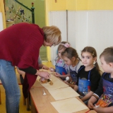 dzieci-robia-wafle