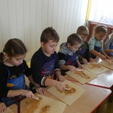 dzieci-robia-wafle