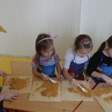 dzieci-robia-wafle