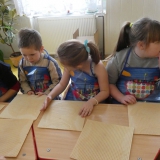 dzieci-robia-wafle