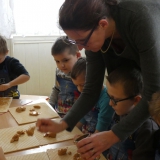 dzieci-robia-wafle