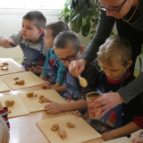 dzieci-robia-wafle