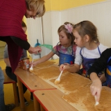 dzieci-robia-wafle