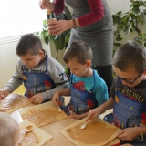 dzieci-robia-wafle