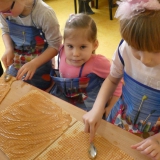 dzieci-robia-wafle