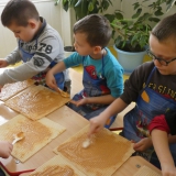dzieci-robia-wafle