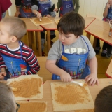 dzieci-robia-wafle