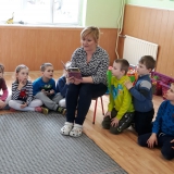mamy-czytaja-dzieciom-w-przedszkolu